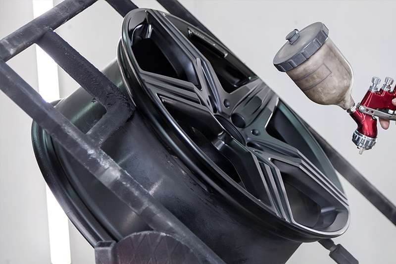 Produzione cerchi in lega: l'importanza della verniciatura